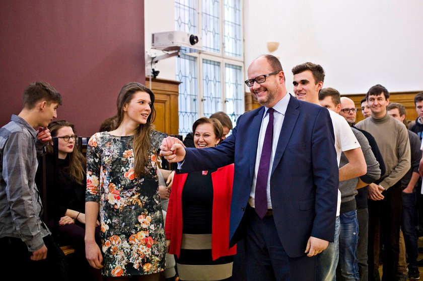 Prezydent Gdańska ćwiczy poloneza z maturzystami z V LO 