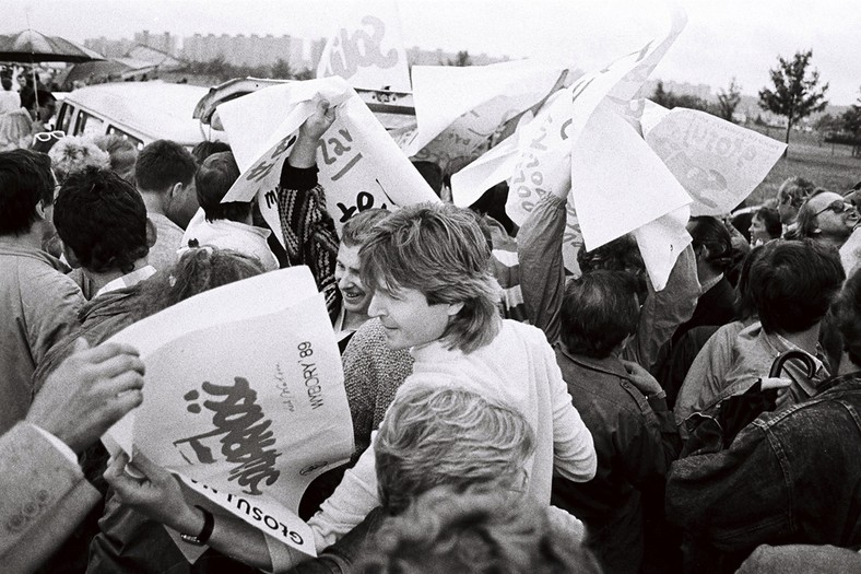 Rozdawanie materiałów wyborczych podczas rajdu samochodowego na zakończenie kampanii wyborczej "Solidarności", zorganizowanego na pasie startowym nieczynnego lotniska na osiedlu Zaspie / Gdańsk, 3 czerwca 1989.