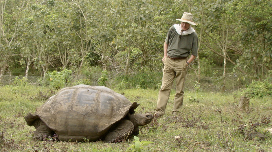Samotny George (obok – autor) był ostatnim osobnikiem z grupy żółwi, które zamieszkiwały niegdyś wyspę Pinta