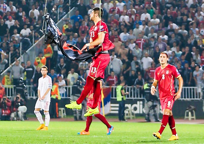 Skandal na meczu w Belgradzie. Zdalnie sterowany obiekt latający z flagą wywołał awanturę