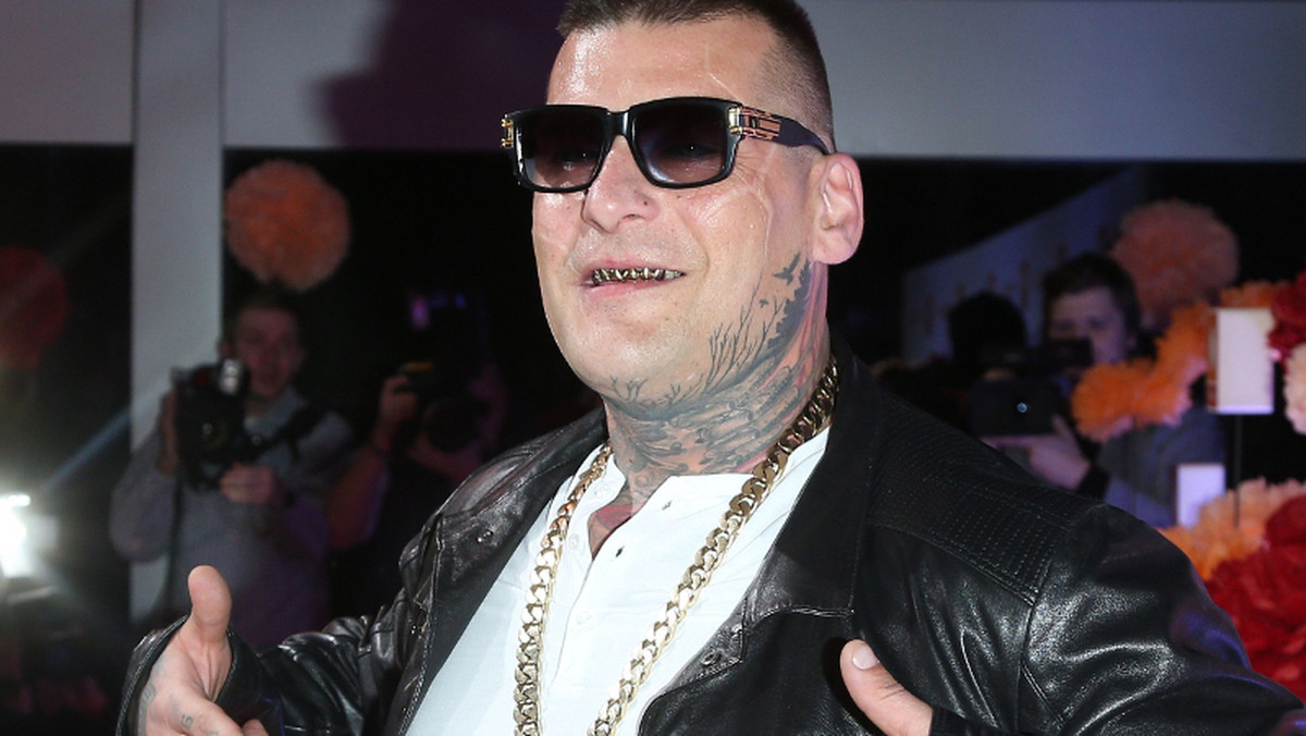 Popek, czyli Paweł Mikołajuw, zamieścił na Instaramie nagranie z wizyty w urzędzie skarbowym. Zawodnik MMA i raper musiał zapłacić 65 tys. złotych podatku. "Król Albanii" należność uiścił w gotówce.