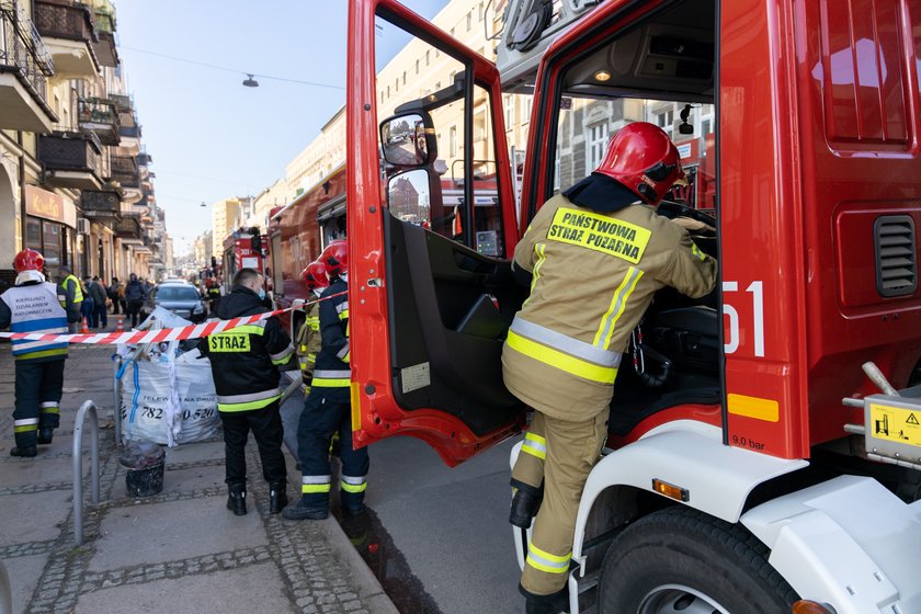 Dramatyczna akcja strażaków w centrum miasta. Helikopter lądował w parku