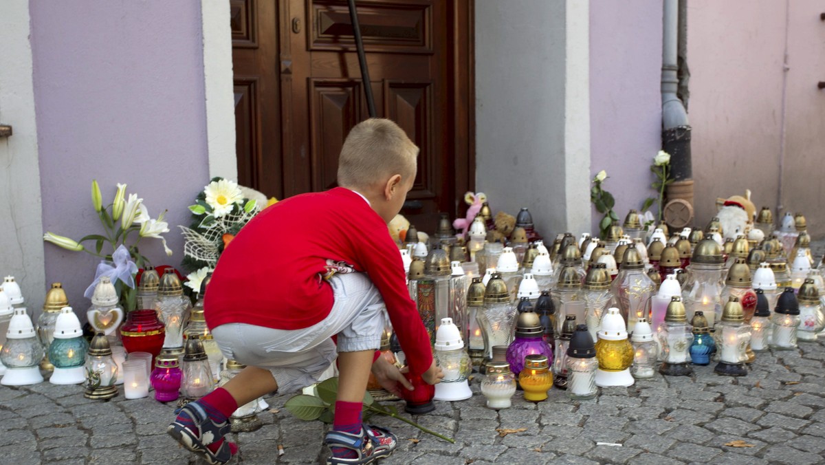 27-letni Samuel N. brutalnie zabił wczoraj – w centrum Kamiennej Góry – 10-letnią dziewczynkę, kiedy ta wchodziła do księgarni z rodzicami. Rodzinne miasto dziecka pogrążone jest w żałobie. Jak informuje TVP Info, mieszkańcy od lat byli zaangażowani w pomoc dziecku, które od urodzenia zmagało się z poważną chorobą.