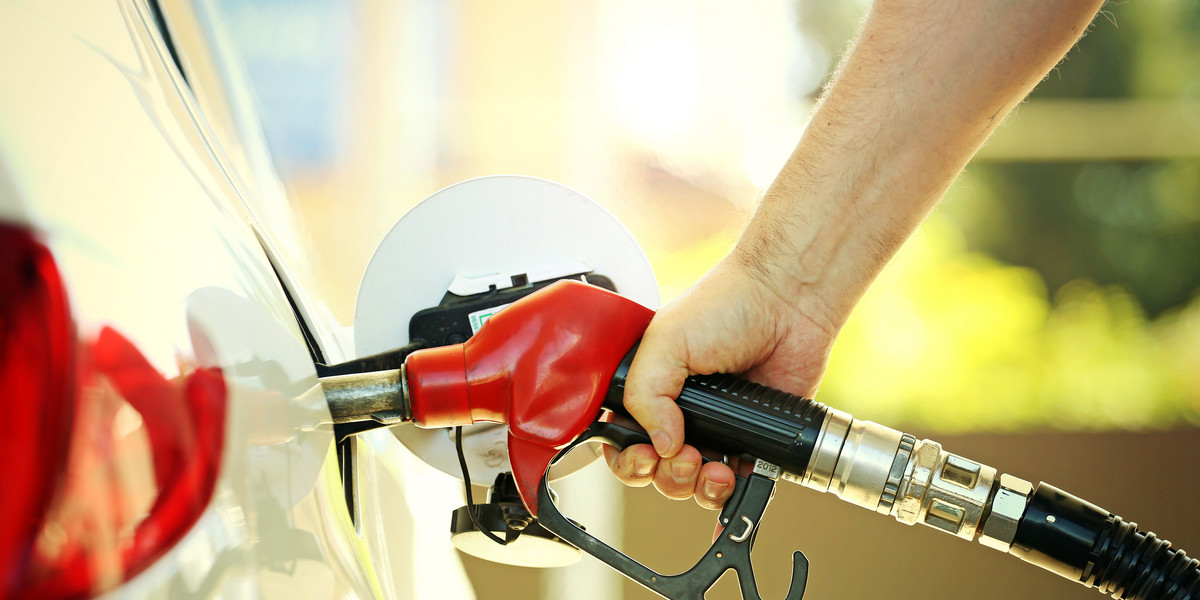 Tarcza antyinflacyjna ma tymczasowo obniżyć ceny paliw na stacjach.