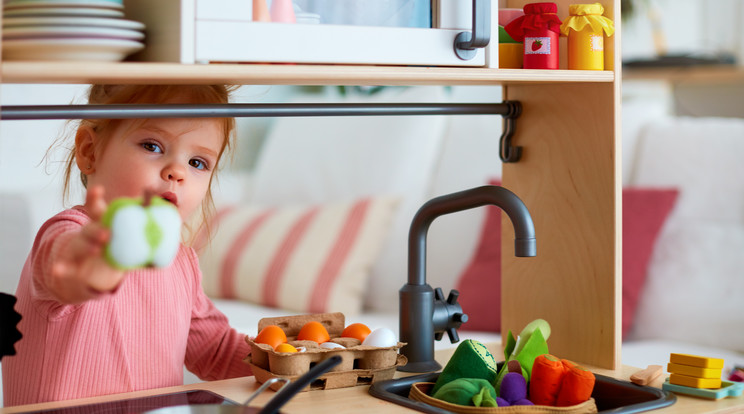 A kislányoknál még mindig nagy sláger a kiskonyha játék / Fotó: Shutterstock