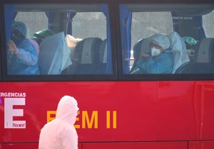 Putnici u autobusu nakon iskrcavanja sa kruzera Hondijus na kojem je izbila zaraza hantavirusa, na Tenerifima, Kanarska ostrva, 10. maja
