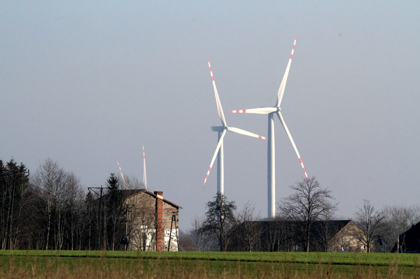 W gminie Darłowo mają ich najwięcej w Polsce. Co mieszkańcy mówią o gigantycznych wiatrakach, których jest tu aż 118?!