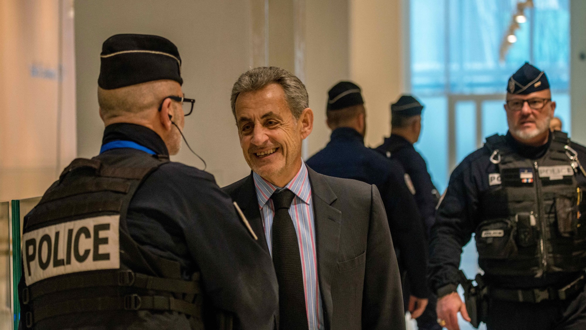 Bývalý prezident republiky Nicolas Sarkozy na parížskom trestnom súde.