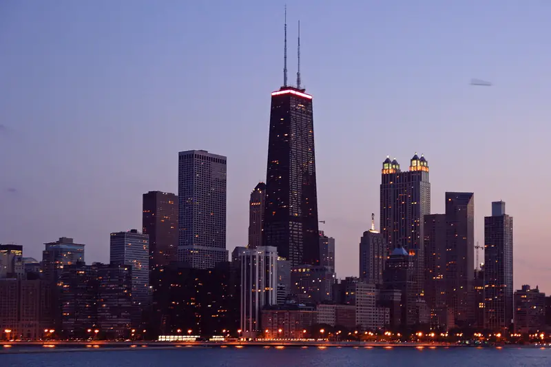 John Hancock Center w Chicago (czarny wieżowiec pośrodku)