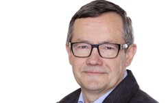 Operator TVN ścigany za 'urodziny Hitlera'. Prof. Godzic: Musiał 'hajlować'! Dla dobra społecznego