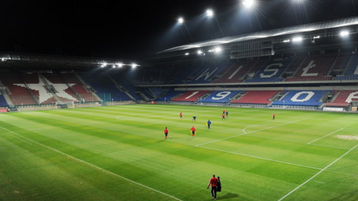 Bardzo wątpliwe jest, czy Wisła w przypadku awansu do Ligi Mistrzów będzie grała na swoim stadionie. - Do LM dopuszczone są obiekty przynajmniej czwartej kategorii według UEFA - mówi Marcin Stefański Futbolnews.pl. Problem w tym, że wymagania stawiane stadionom są niezwykle wyśrubowane.