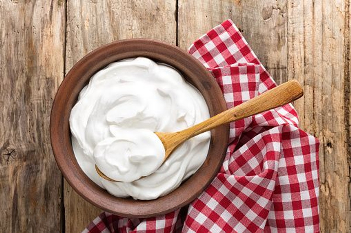 Czy jogurt grecki jest zdrowszy niż jogurt naturalny? Nie dla wszystkich jest odpowiedni