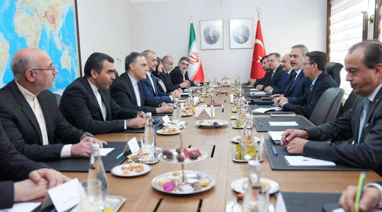 Az iráni- török külügyi egyeztetés az izraeli konfliktus kapcsán. Hoszein Amir-Abdollahián iráni külügyminiszter (b4) és Hakan Fidan török külügyminiszter (j3) a Gázai övezetben kialakult háborús helyzetről tanácskoznak Ankarában MTI/EPA/Iráni külügyminisztérium