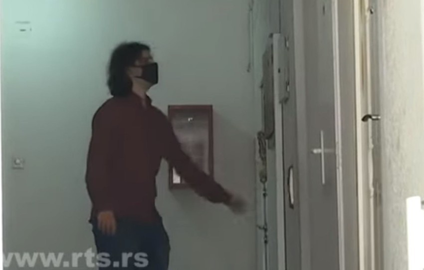 U lift može da stane ili jedna osoba ili njen prtljag ili pas.