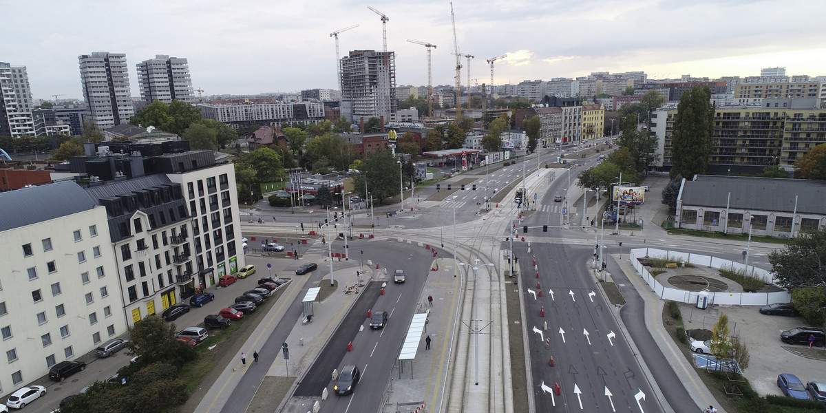 Prace na skrzyżowaniu Jagiełły i Dmowskiego miały zakończyć się wraz z końcem września. Wiadomo już jednak, że przebudowa tego odcinka, związana z realizacją trasy tramwajowej na Popowice potrwa dłużej.