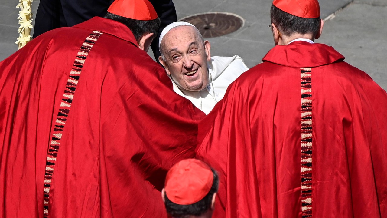 Włoski biurokrata, kontrowersyjny Ghańczyk czy ulubieniec Viktora Orbana? Oto najpoważniejsi kandydaci na następcę papieża Franciszka