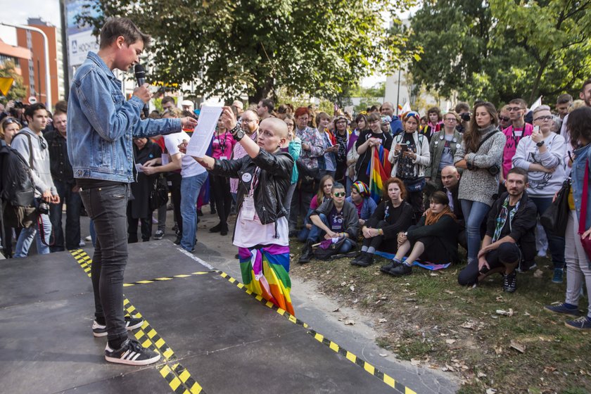 Poznań jako pierwsze polskie miasto wydał zgodę na umieszczenie tęczowych flag na infrastrukturze miejskiej