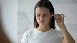 Czyszczenie uszu patyczkiem może być niebezpieczne dla zdrowia - ostrzega laryngolog
