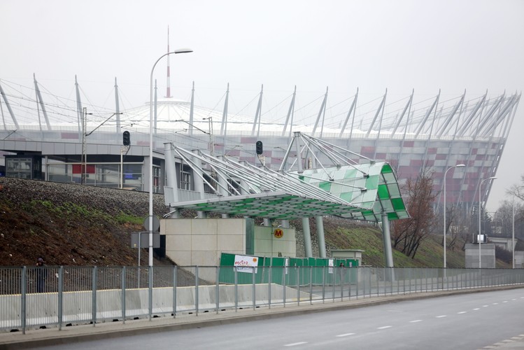 Stacja II linii metra Stadion Narodowy, podczas prezentacji mediom stanu infrastruktury metra, 25 bm. w Warszawie. Przedstawiciele mediów zostali zaproszeni w związku z pojawiającymi się nieścisłymi informacjami na temat przecieków w tunelach.<br><br>(zuz) PAP/Leszek Szymański