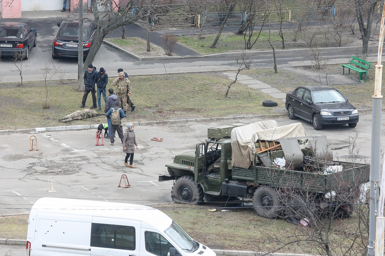 Żołnierze ukraińskiej obrony terytorialnej po walce z grupą rosyjskich sabotażystów. Kijów, 25 lutego 2022 r., drugi dzień wojny.