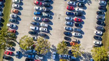 Turystka zgubiła samochód na parkingu parku rozrywki. Pomogła policja