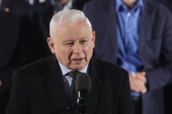 Politycy PiS bronią Barskiego przed siedzibą PK. Kaczyński mówi o "froncie obrony demokracji"