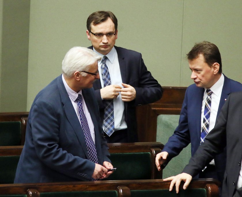 Pilny wyjazd do Londynu trzech polskich ministrów