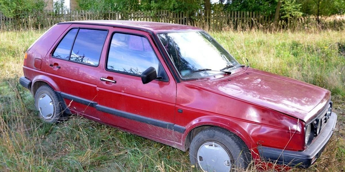 Pijany nastolatek wjechał w tłum ludzi przed kościołem. Złapali go księża