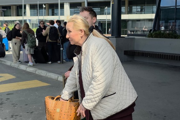 (VIDEO) VESNA ZMIJANAC JEDVA HODA Pevačicu pridržavaju na aerodromu, ona se šokirala zbog molbe prolaznice i POČELA DA SE KRSTI