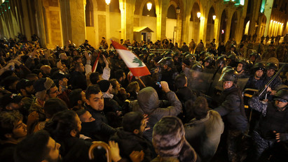 Elszabadult a pokol: könnygázt és gumilövedéket vetett be a rendőrség kormányellenes bejrúti tüntetésen