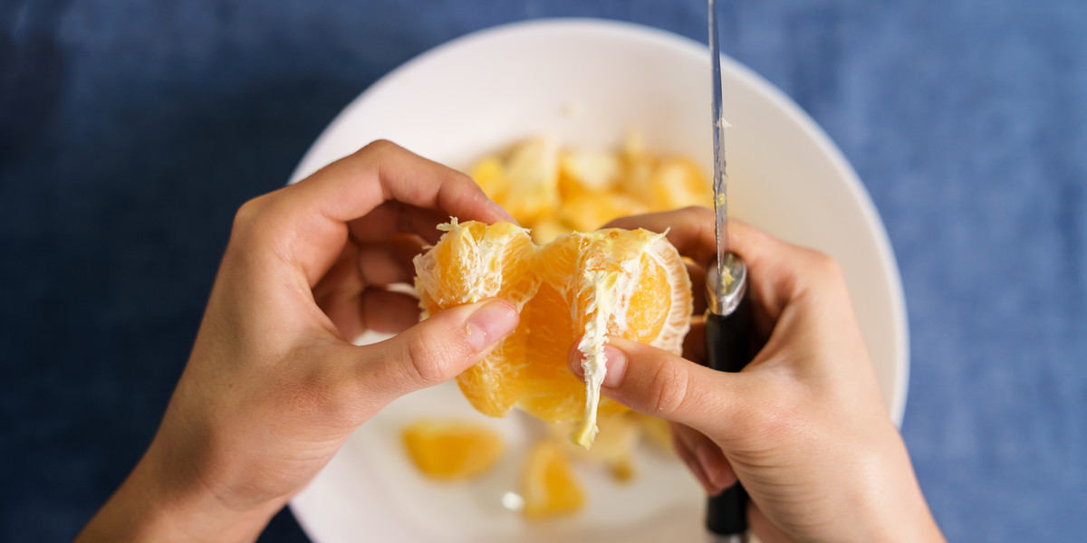 Powszechnie dostępne suplementy zwiększają ryzyko występowania skutków ubocznych po zażyciu dużej ilości witaminy C. Takiego ryzyka nie ma natomiast, jeśli jemy wyjątkowo dużo cytryn czy pomarańczy. 