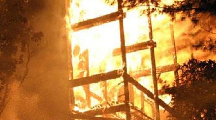 Tűzvész! Kigyulladt egy kilencemeletes ház egyik lakása 