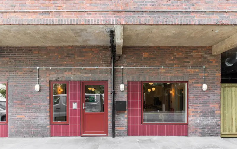 Upadły supermarket zmieniony w przytulne mieszkania, proj. Holland Harvey Architects