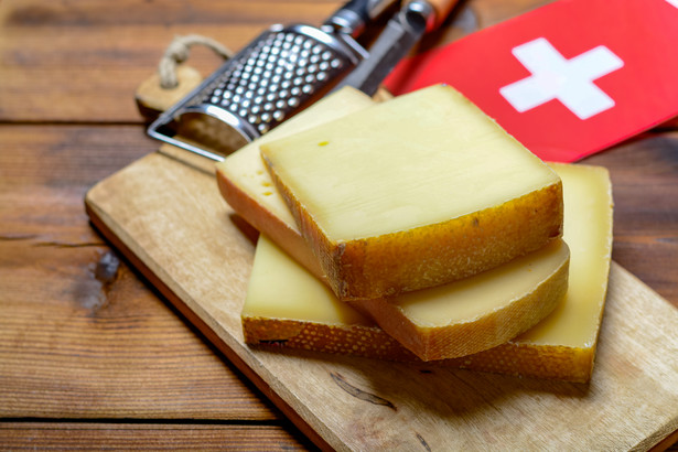 "Cień na bogatą tradycję mleczarską". Po raz pierwszy w historii Szwajcarii import zagranicznych serów przewyższy eksport