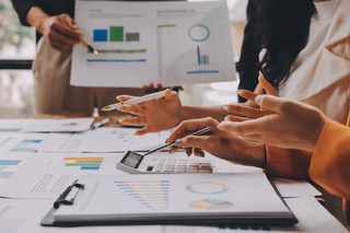 Mniej więcej. PKB powoli w górę, zaś rosnące płace sprzyjają konsumpcji, a co słychać w KPO [ANALIZA]