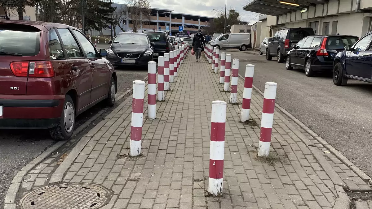 Rząd słupków na ulicy Warszawy