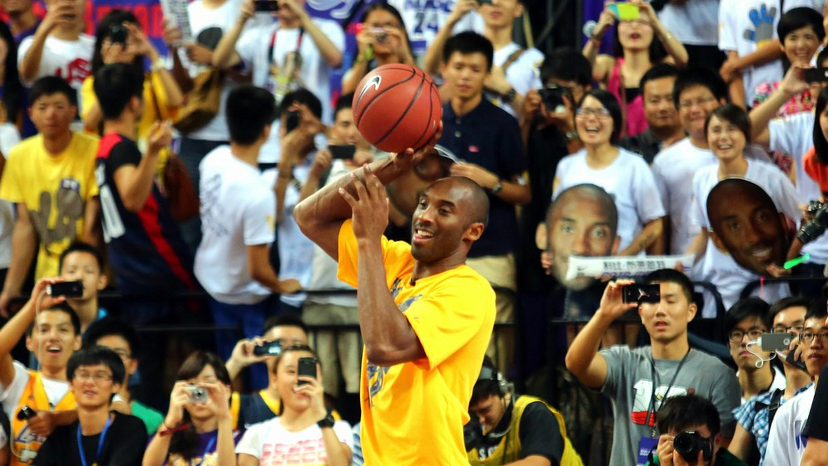 Gwiazdor Los Angeles Lakers Kobe Bryant jest w Chinach najbardziej popularnym koszykarzem ligi NBA. Tysiące ludzi śledzą niemalże każdy jego krok podczas kilkudniowej wizyty. Porządku podczas spotkań Bryanta pilnują specjalne służby porządkowe.