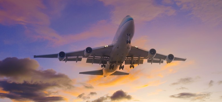 Boeing przeciął skrzydłem budynek. Ewakuacja pasażerów