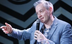 Biedroń do narodowca w koszulce 'zakaz pedałowania': Zróbmy sobie selfie, łączy nas Polska. Reakcja?