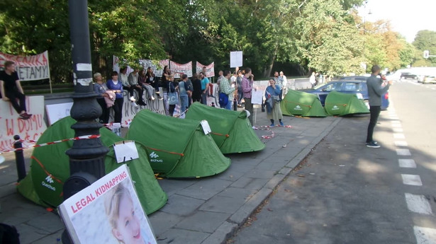 "Szwecjo, oddaj polskie dziecko". Protest przed ambasadą