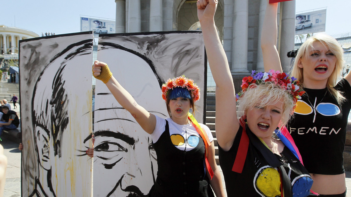 W geście poparcia dla białoruskiej opozycji działaczki ukraińskiej organizacji feministycznej Femen strzelały dzisiaj w centrum Kijowa z proc w portret prezydenta Białorusi Alaksandra Łukaszenki. Skandalizujące feministki utworzyły te proce z własnych ciał.