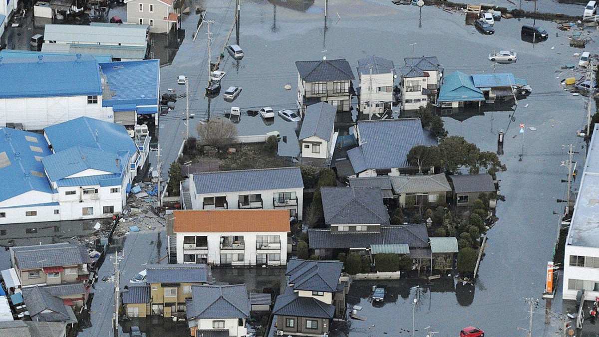 W siedem godzin po silnym trzęsieniu, które nawiedziło w piątek północno-wschodnie wybrzeża japońskiej wyspy Honsiu, do 137 wzrosła liczba ofiar śmiertelnych, a 350 osób jest zaginionych. Agencja Jiji donosi, że na plaży w mieście Sendai znaleziono od 200 do 300 ciał. Jak z kolei informuje telewizja France24, powołując się na źródła policyjne, śmierć poniosło 288 osób, a za zaginione uznaje się 349 osób.