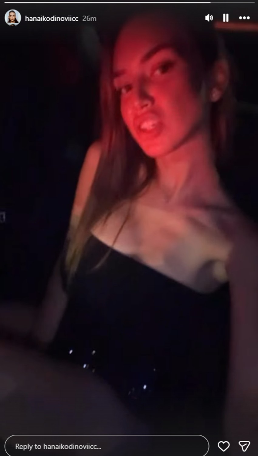 Hana Ikodinović se snima u automobilu