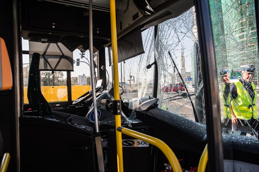 Wypadek autobusu na Rondzie Kaponiera. Są ranni