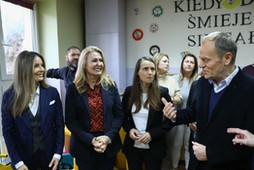 Przewodniczący Platformy Obywatelskiej Donald Tusk, prezes Fundacji MRM Małgorzata Rozenek-Majdan, wiceprzewodnicząca Parlamentu Europejskiego Ewa Kopacz oraz posłanka KO Agnieszka Pomaska podczas konferencji prasowej dot. obywatelskiego projektu o in vitro