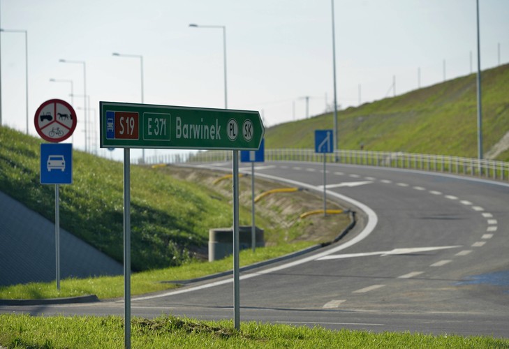 Do tej pory na Podkarpaciu gotowe są trzy fragmenty tej trasy: Stobierna-węzeł Rzeszów Wschód, węzeł Rzeszów Zachód-Świlcza i Sokołów Małopolski-Stobierna. Na pozostałych odcinkach prowadzone są prace przygotowawcze lub trwa procedura przetargowa na wyłonienie wykonawców.
