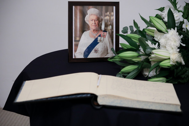 Księga kondolencyjna poświęcona pamięci królowej Elżbiety II, do której w Ambasadzie Brytyjskiej w Dakarze wpisał się Prezydent RP Andrzej Duda