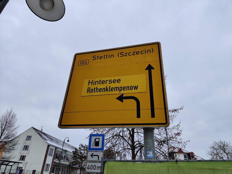 Znak w centrum Löcknitz, który wskazuje drogę na Szczecin
