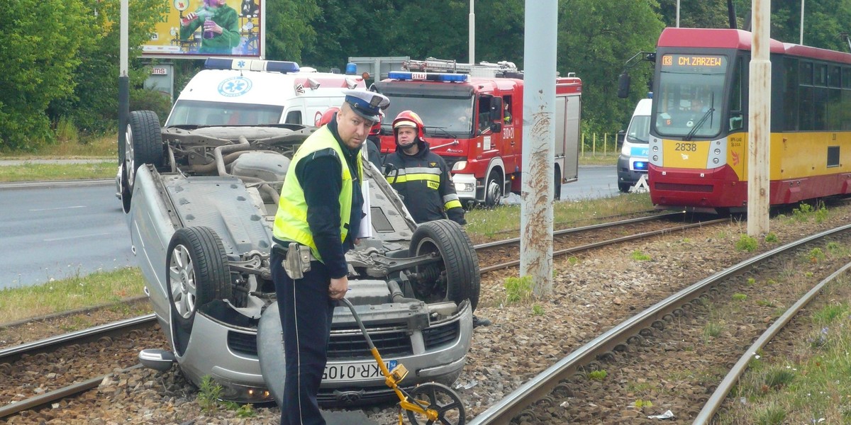 Dachowanie volkswagena na Włókniarzy w Łodzi