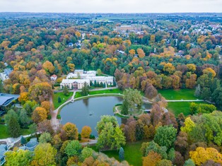 Tańsze podróże i pobyty w sanatoriach dla seniorów. Jest tylko jeden warunek